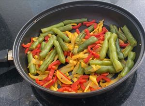 Una foto de Ensalada cocida de Habichuelas, Zucchini y Pimentón rojo
