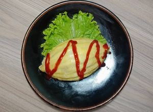 Hình của món Omurice - cơm chiên bọc trứng kiểu nhật.