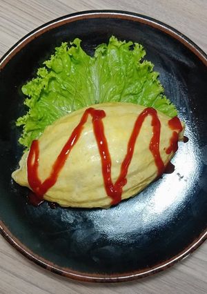 Hình của món Omurice - cơm chiên bọc trứng kiểu nhật.