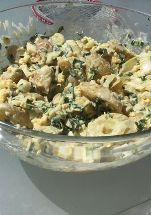 Une photo de Salade de pommes de terre aux œufs oignons nouveaux moutarde et herbes