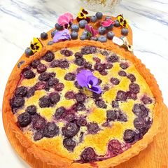 A picture of Blueberry tart with almond filling.
