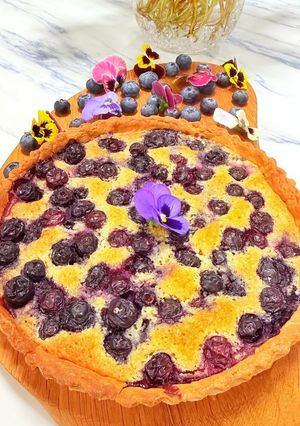 A picture of Blueberry tart with almond filling.