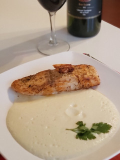 Una foto de Salmón Grace, a la mantequilla con puré de coliflor