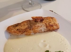 Una foto de Salmón Grace, a la mantequilla con puré de coliflor