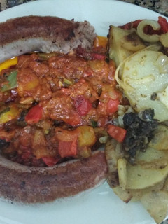 Una foto de Butifarra con pisto y patatas horno
