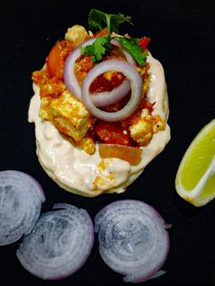 পনির টিক্কা মসালা উইথ টাকোস (paneer tikka masala with tacos recipe in Bengali) রেসিপির প্রধান ছবি