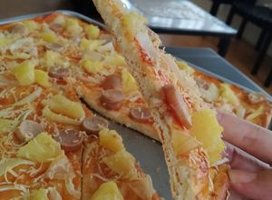 Foto resep Thin & Crispy Hawaiian Pizza