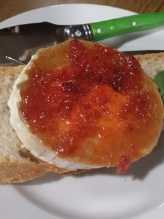 Una foto de Tostas de queso de cabra y mermelada de pimiento