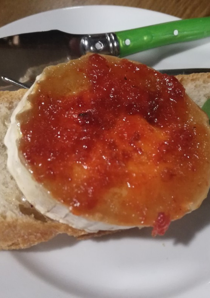 Una foto de Tostas de queso de cabra y mermelada de pimiento