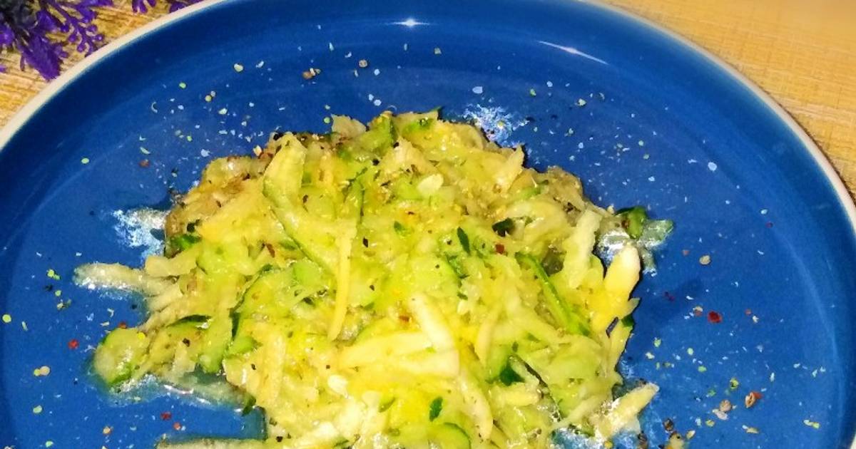 Салат из сырой тыквы. Салат с дайконом. Салат из репы с морковью. Салат из репы. Салат из репы желтой.