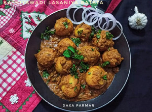 A picture of Kathiyawadi Lasaniya Batata (Spicy Gujarati Garlic Potato Curry).