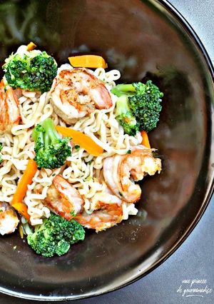 Une photo de Nouilles chinoises brocolis carottes crevettes