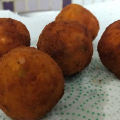 A picture of Rice cheese balls.