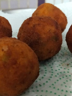 A picture of Rice cheese balls.