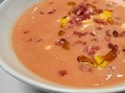 Una foto de sopas frías