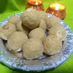 A picture of Besan ladoo.