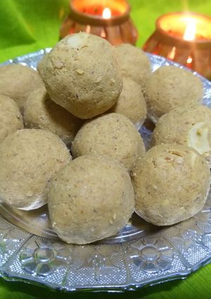 A picture of Besan ladoo.