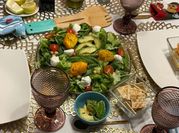 Una foto de ensalada de queso a la albahaca
