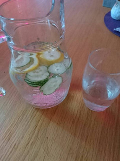 Una foto de Agua fresca de pepino y limón