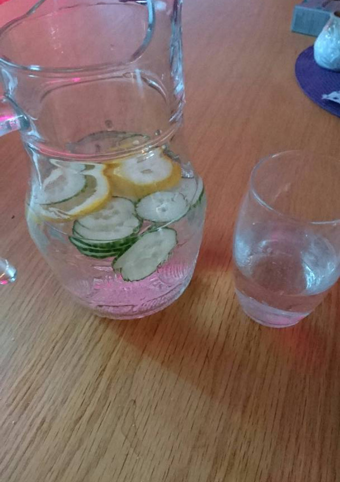 Una foto de Agua fresca de pepino y limón