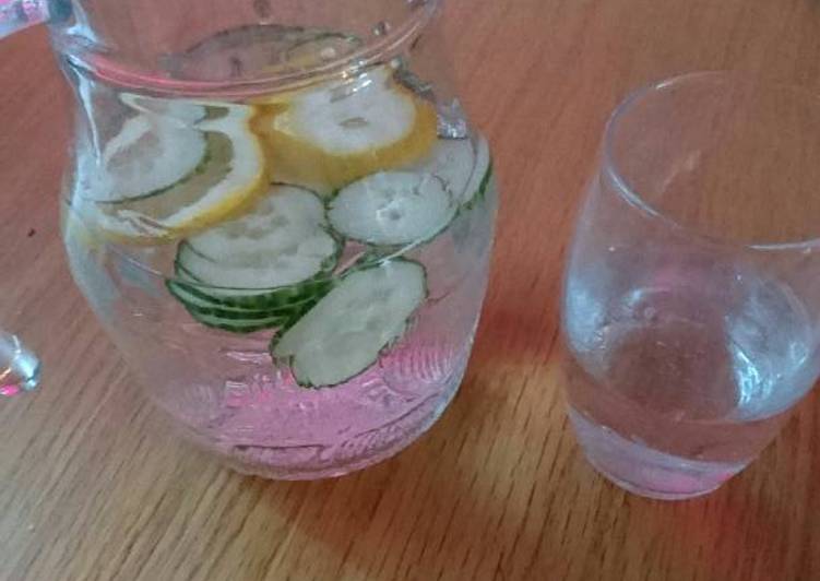 Agua fresca de pepino y limón