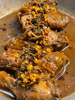 A picture of Filipino chicken adobo.