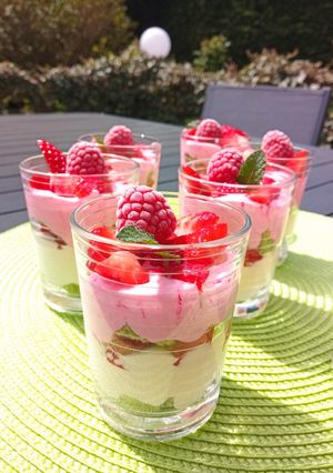 Une photo de Verrines fraises pistache