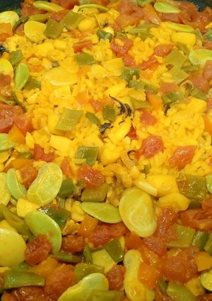 Una foto de Paella de sèpia con bajocones