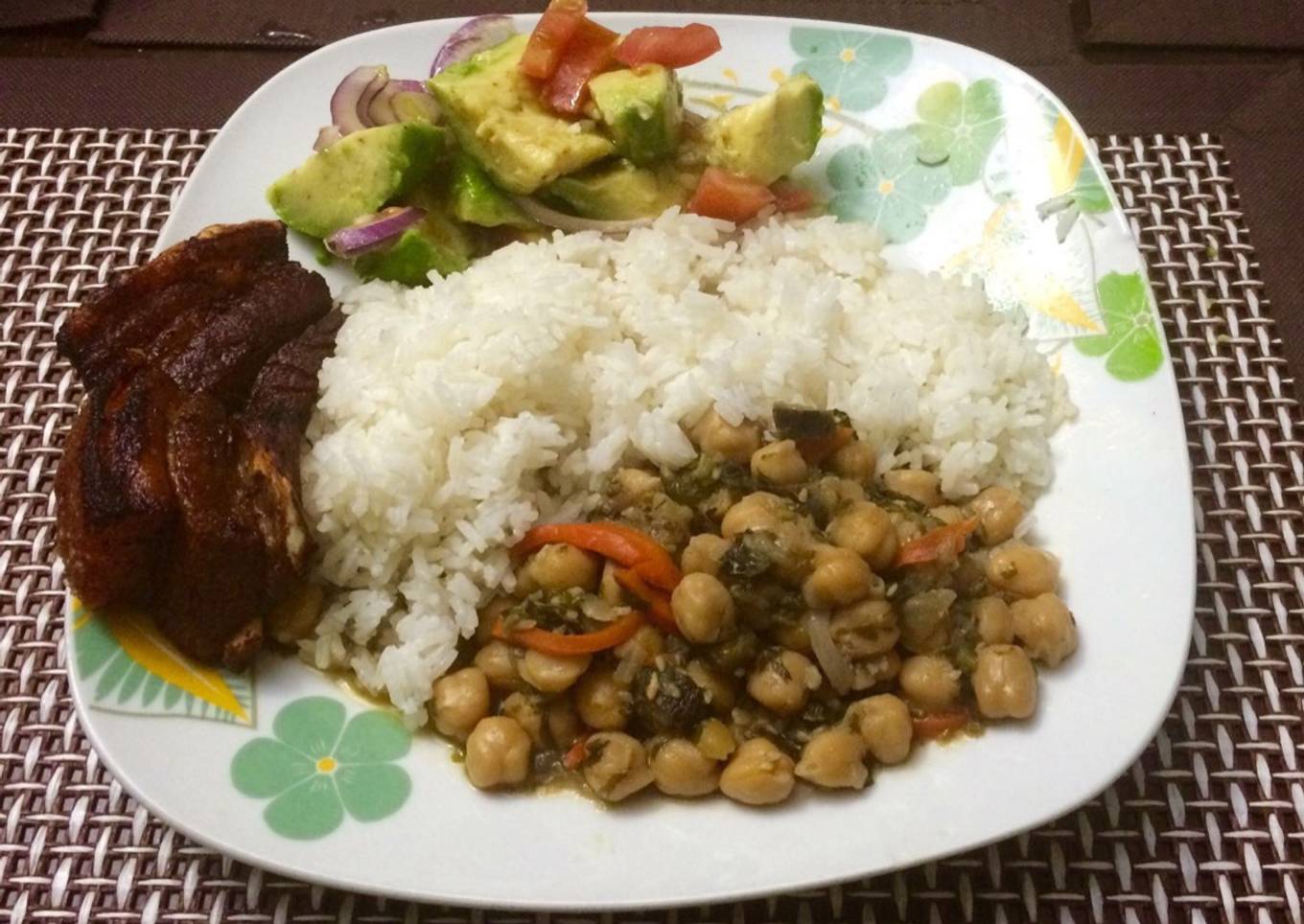 Garbanzos, Costilla de Cerdo Frita y Ensalada de aguacate