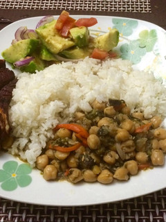 Una foto de Garbanzos, Costilla de Cerdo Frita y Ensalada de aguacate