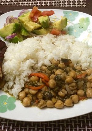 Una foto de Garbanzos, Costilla de Cerdo Frita y Ensalada de aguacate