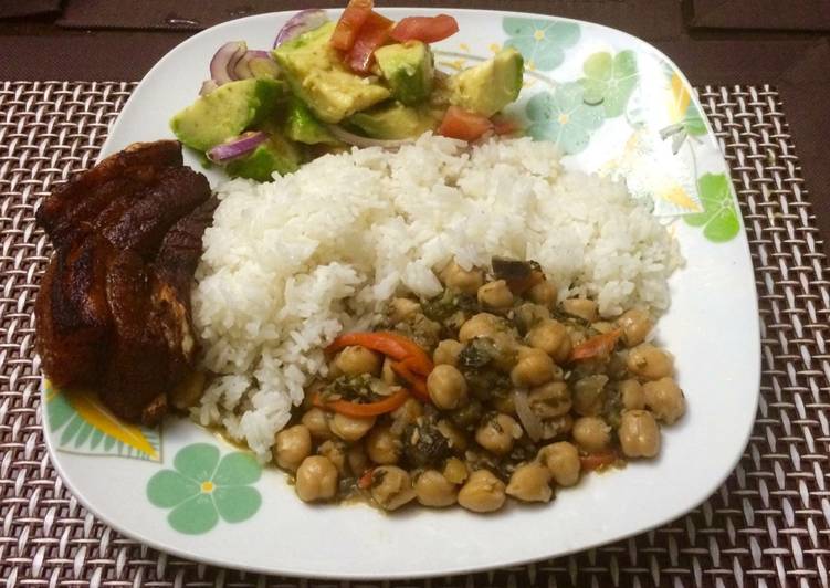 Garbanzos, Costilla de Cerdo Frita y Ensalada de aguacate