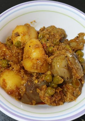 A picture of Stuffed aloo baigan.