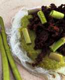 Spárga szószos, marhás noodle