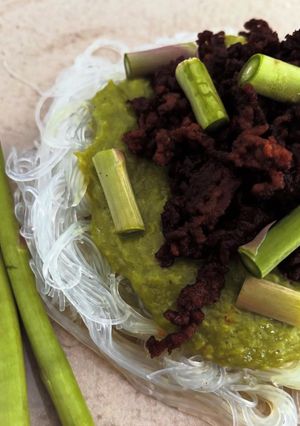 Spárga szószos, marhás noodle recept fotója