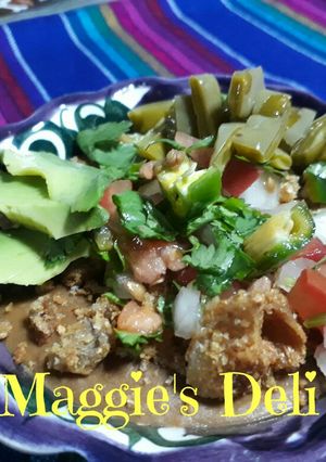 Una foto de Crema de frijol con chicharrón