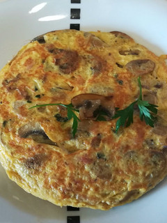 Foto principal de Tortilla de champiñones y flamenquín con frankfurt