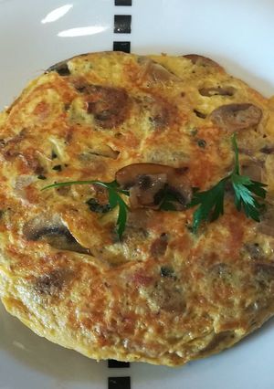 Foto principal de Tortilla de champiñones y flamenquín con frankfurt