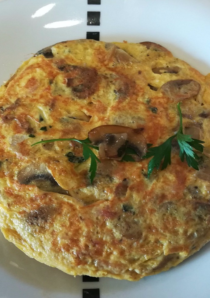 Una foto de Tortilla de champiñones y flamenquín con frankfurt
