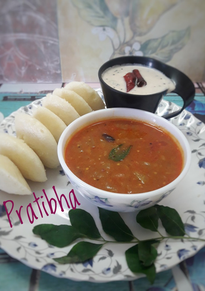 A picture of Idli Sambhar.