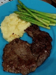 Foto resep Pan Fried Steak dengan Mashed Potato dan Steamed Asparagus