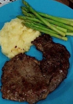 Foto resep Pan Fried Steak dengan Mashed Potato dan Steamed Asparagus