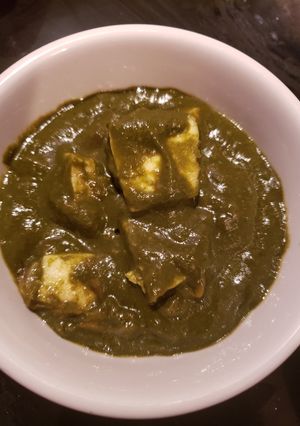 A picture of Spinach full of iron and magnesium.