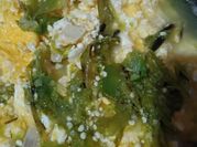 Una foto de huevo en salsa verde