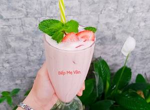 Hình của món Strawbery Yogurt Ice Blended (Sữa chua dâu tây đá xay).