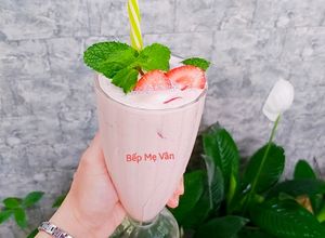 Hình của món Strawbery Yogurt Ice Blended (Sữa chua dâu tây đá xay).