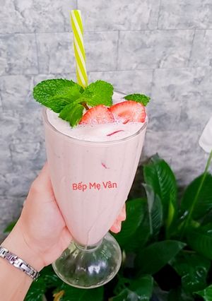 Hình của món Strawbery Yogurt Ice Blended (Sữa chua dâu tây đá xay).