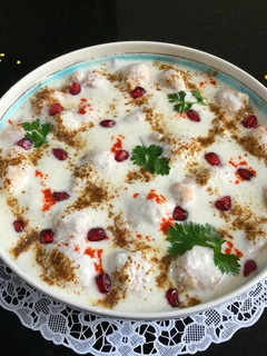 A picture of Moong dal dahi bhallas.