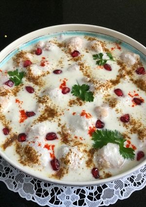 A picture of Moong dal dahi bhallas.
