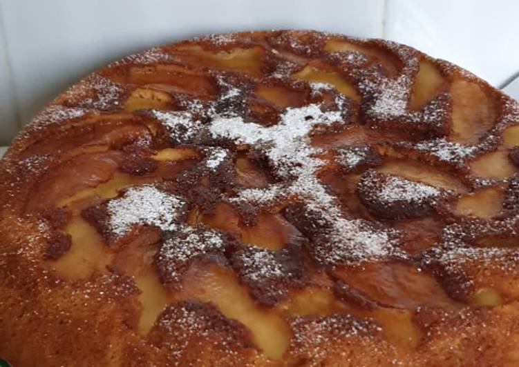 Bizcocho de gofio con manzana al sartén